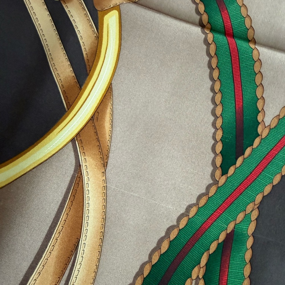 Display #3 New Gucci Scarf Iconic Silk Wrap - Picture 15 of 15